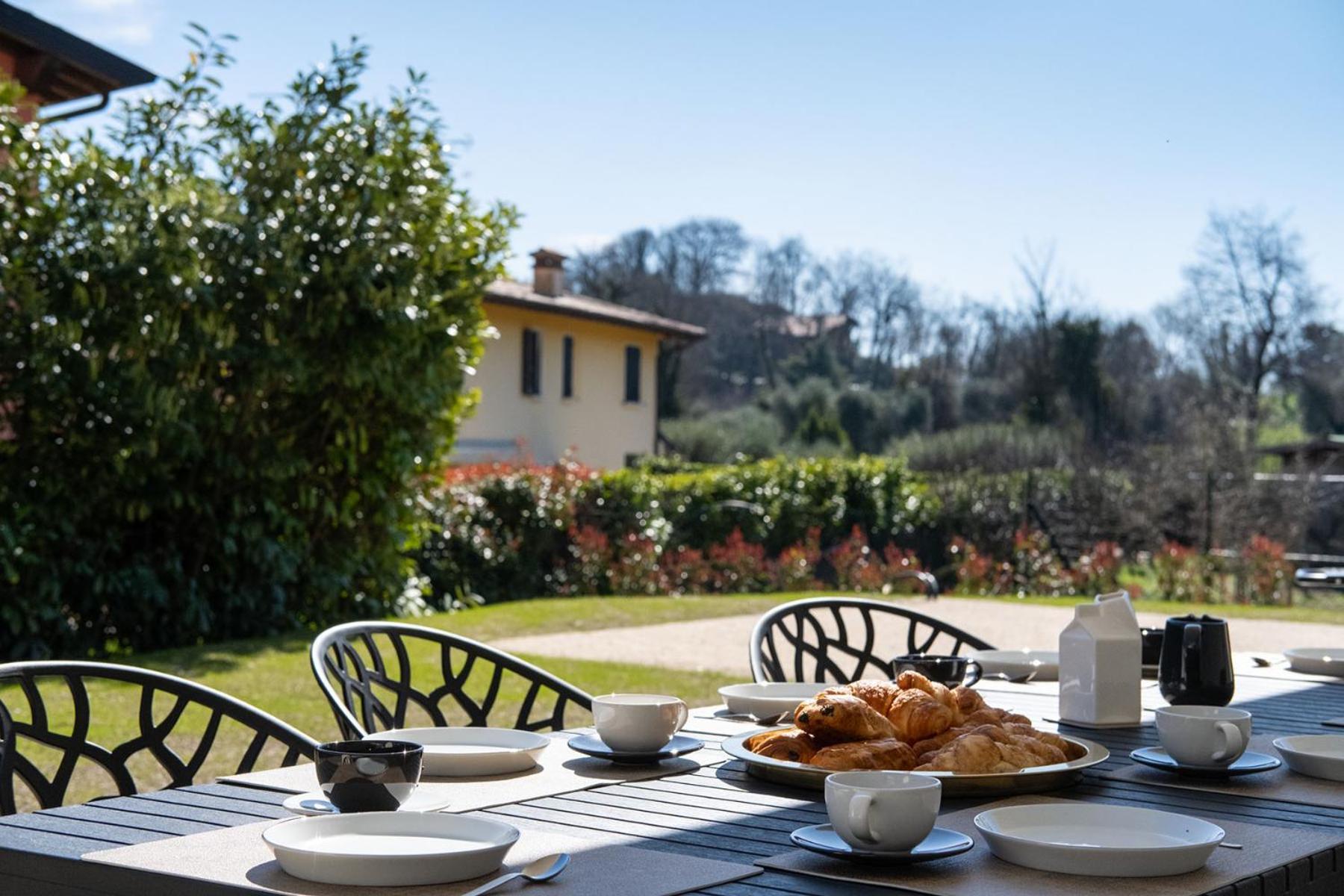 Luxury Villas Gardenia With Private Pool パデンゲ・スル・ガルダ エクステリア 写真