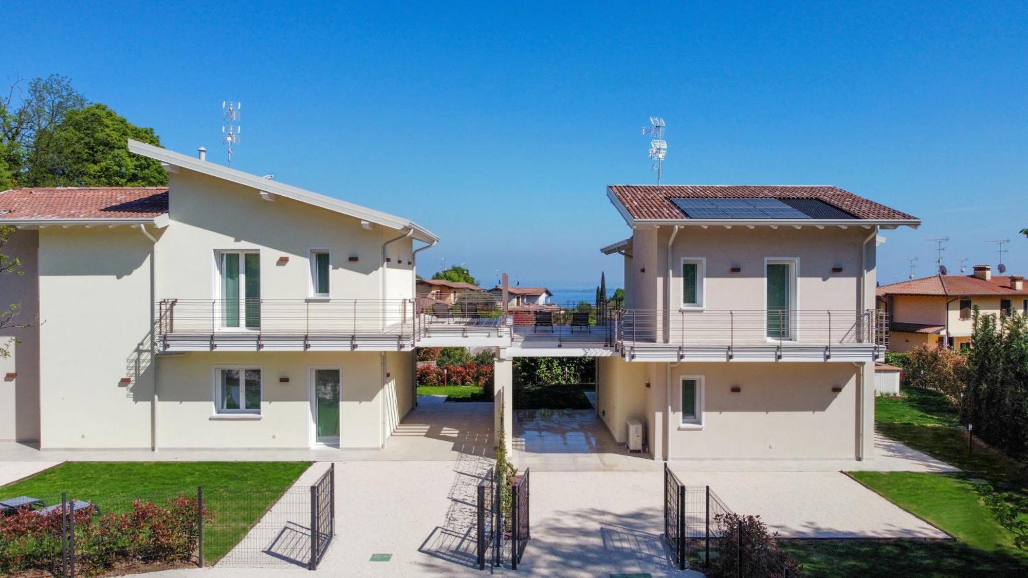 Luxury Villas Gardenia With Private Pool パデンゲ・スル・ガルダ エクステリア 写真