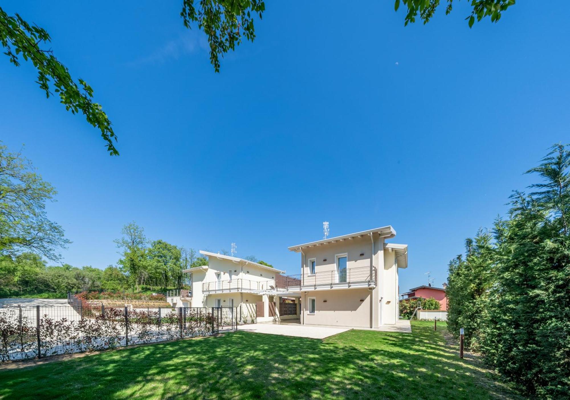 Luxury Villas Gardenia With Private Pool パデンゲ・スル・ガルダ エクステリア 写真