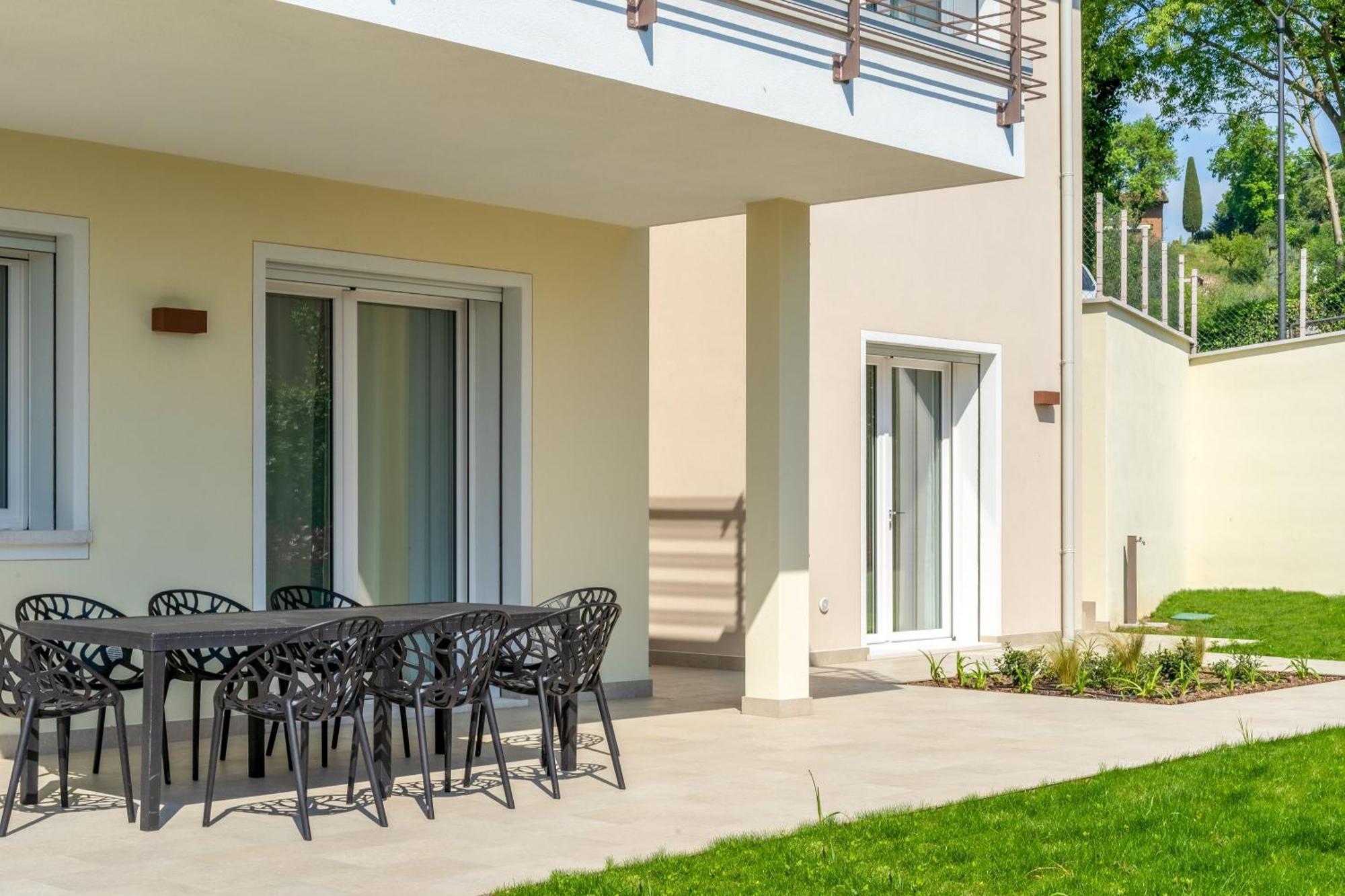 Luxury Villas Gardenia With Private Pool パデンゲ・スル・ガルダ エクステリア 写真
