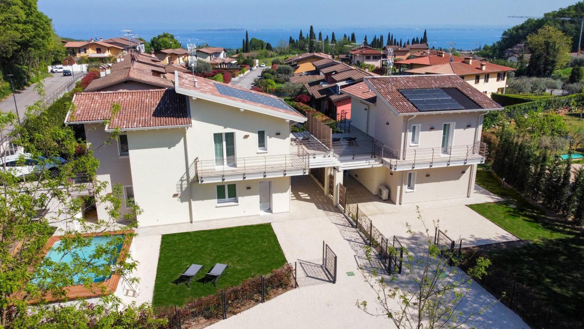 Luxury Villas Gardenia With Private Pool パデンゲ・スル・ガルダ エクステリア 写真