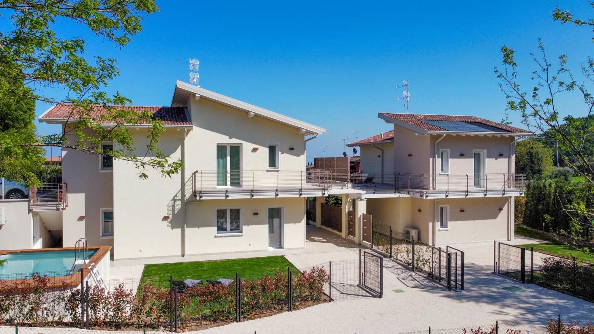 Luxury Villas Gardenia With Private Pool パデンゲ・スル・ガルダ エクステリア 写真
