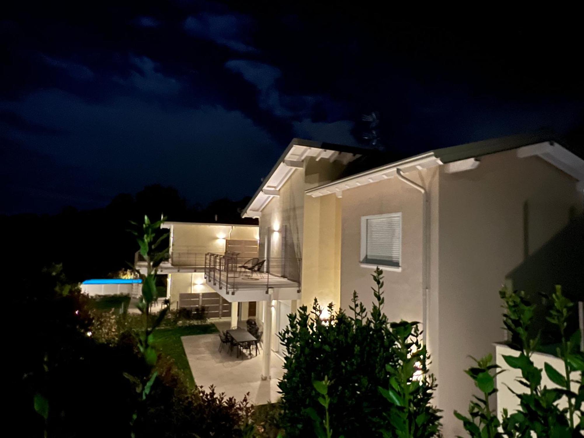 Luxury Villas Gardenia With Private Pool パデンゲ・スル・ガルダ エクステリア 写真
