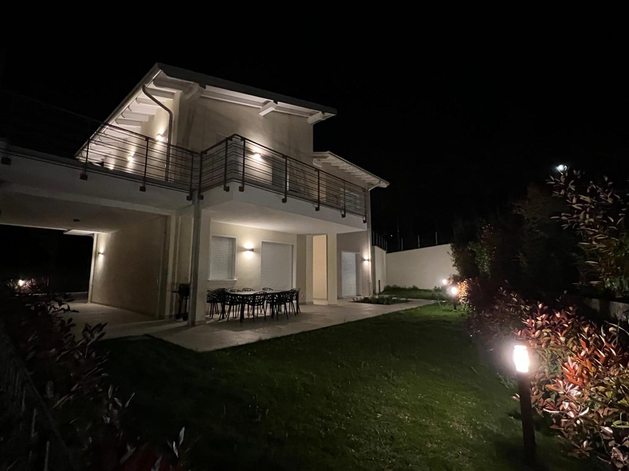 Luxury Villas Gardenia With Private Pool パデンゲ・スル・ガルダ エクステリア 写真
