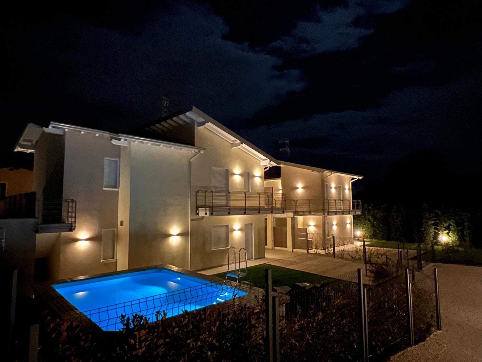 Luxury Villas Gardenia With Private Pool パデンゲ・スル・ガルダ エクステリア 写真