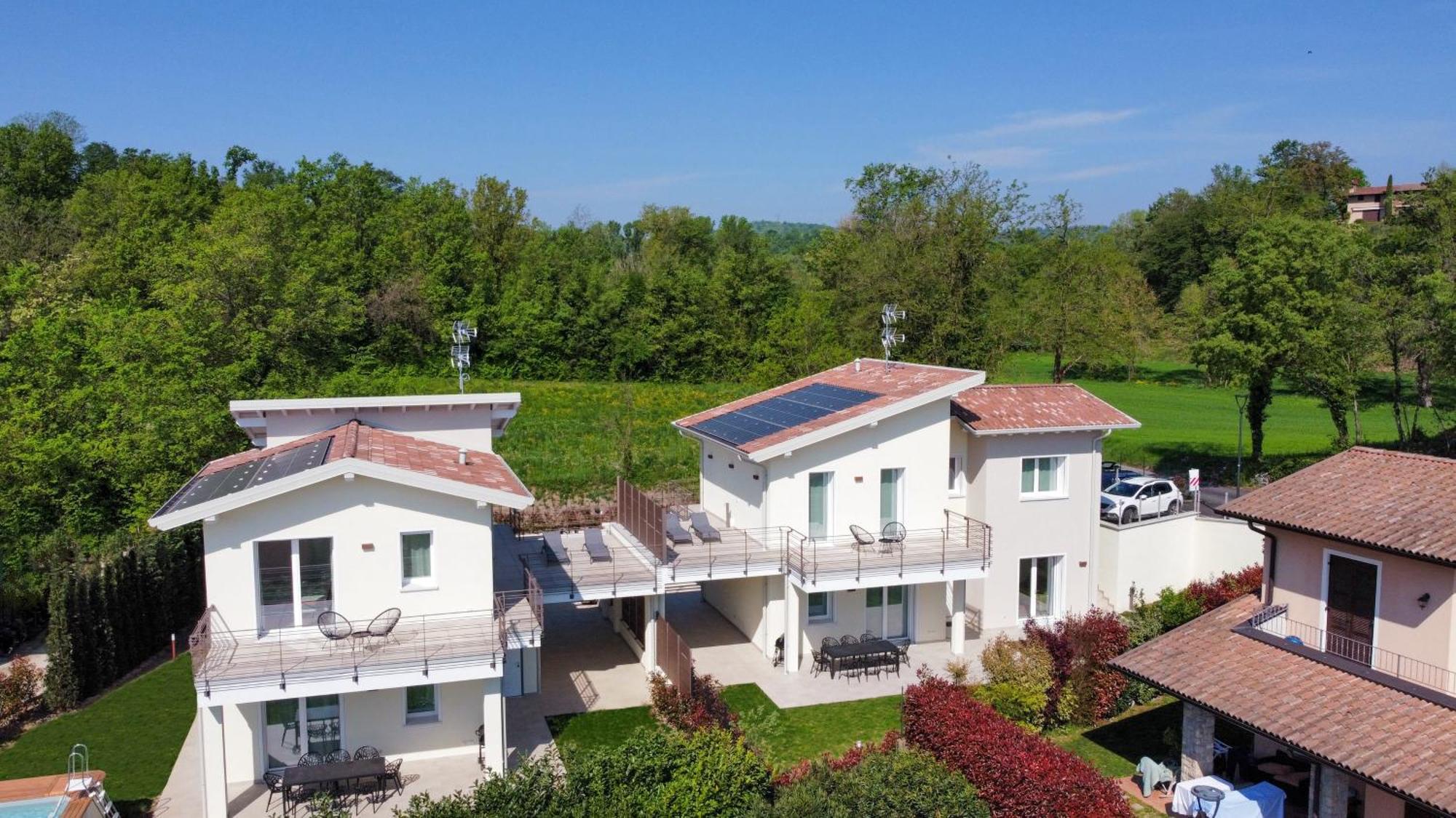 Luxury Villas Gardenia With Private Pool パデンゲ・スル・ガルダ エクステリア 写真